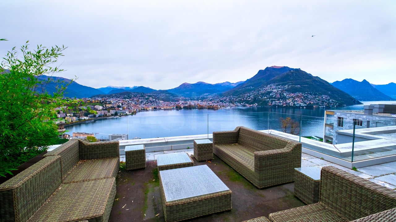 Attico di prestigio con vista lago e rooftop terrace