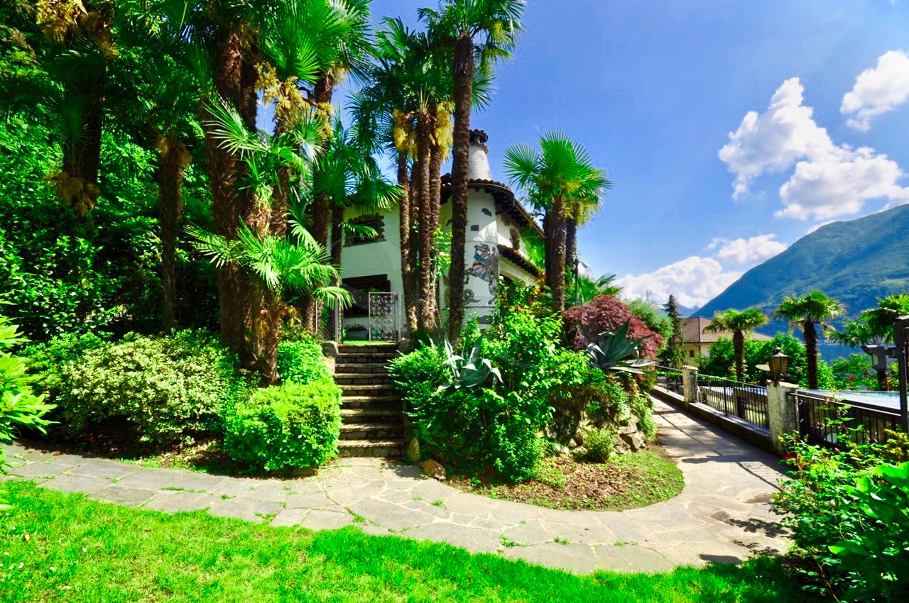 Splendida Villa con Ampio Terreno e Vista Lago Mozzafiato